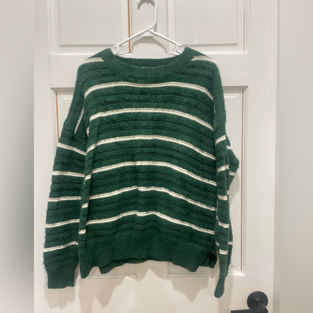 Green & white sweater